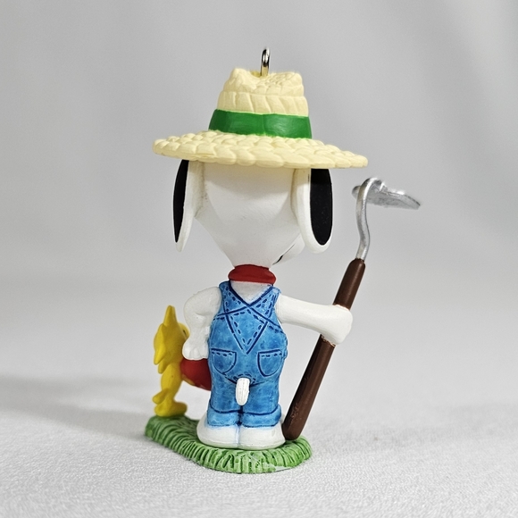 Hallmark 2016 Peanuts Green Thumb Snoopy Ornament - Picture 5 of 13
